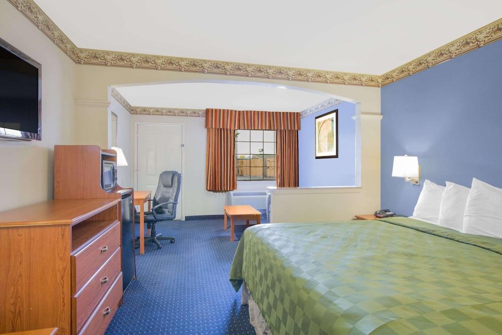 Days By Wyndham Nacogdoches/sfa University/downtown Motel 2*